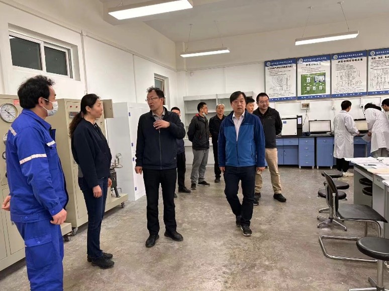 苏程副校长一行赴化学化工学院检查实验室