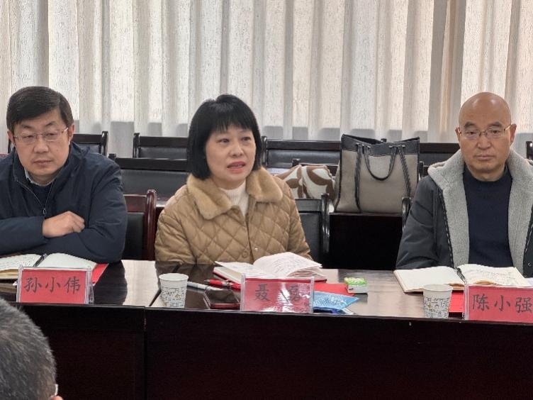 一些人在桌子前 中度可信度描述已自动生成